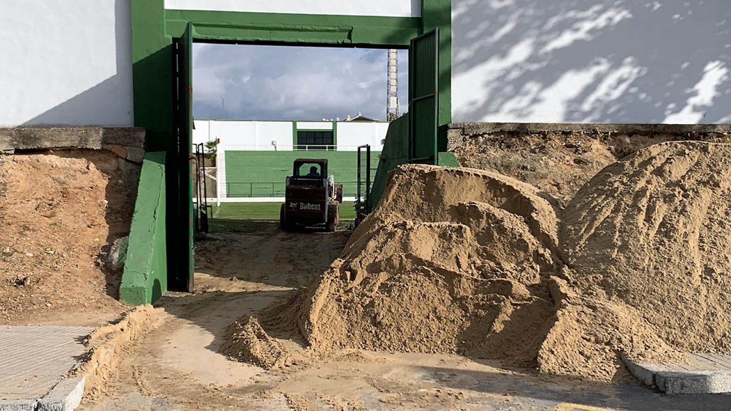 Antequera invierte 14.000 euros en la resiembra del césped del Estadio El Maulí