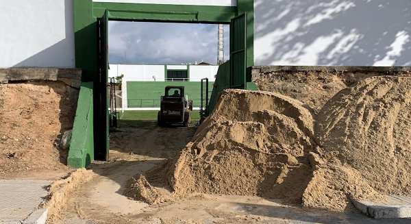 Antequera invierte 14.000 euros en la resiembra del césped del Estadio El Maulí