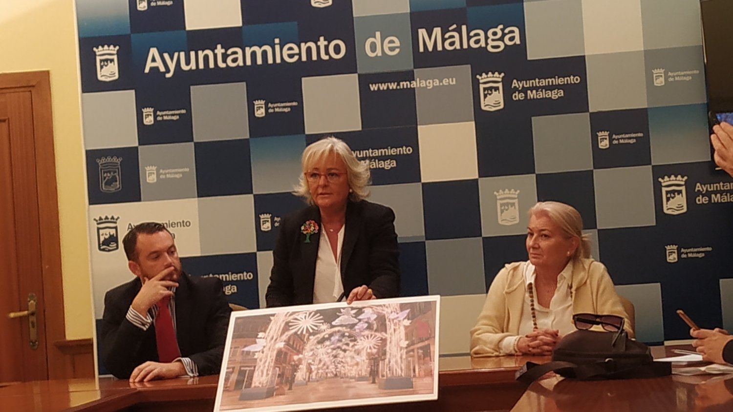 Comienza el montaje de ambientación navideña de calle Larios bajo el título 