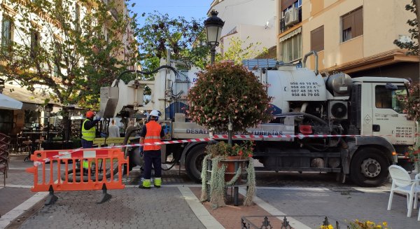 Estepona intensifica la limpieza de imbornales y alcantarillas para evitar inundaciones