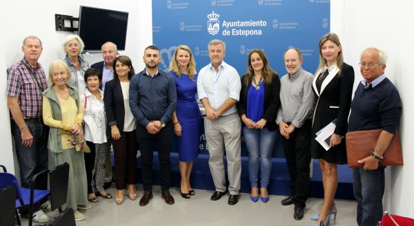 Estepona amplía a los institutos el servicio de intérpretes para padres extranjeros