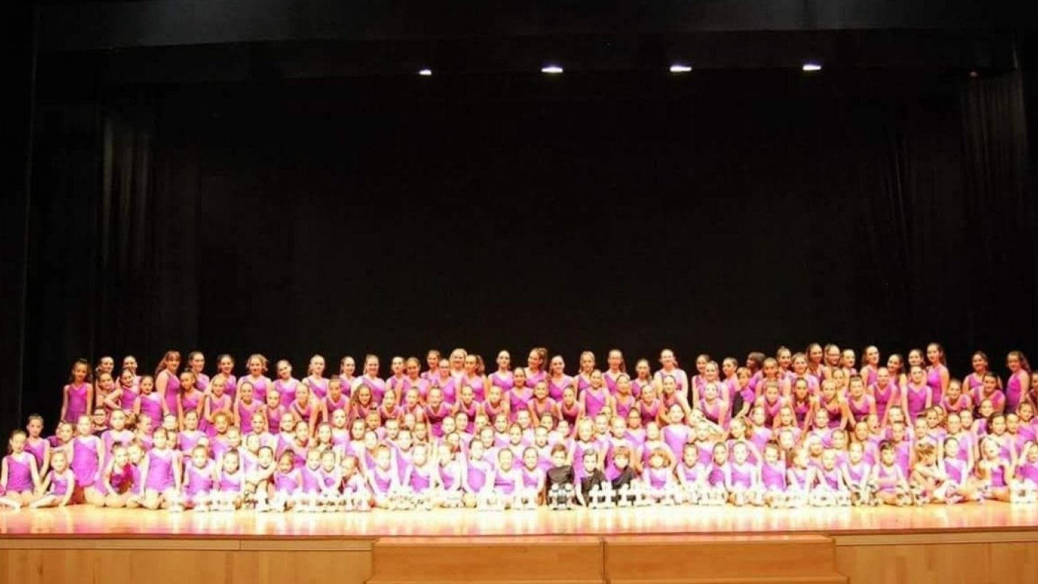 Más de 1.000 alumnos de las escuelas deportivas dan la bienvenida a la Navidad en Torremolinos