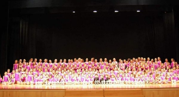 Más de 1.000 alumnos de las escuelas deportivas dan la bienvenida a la Navidad en Torremolinos