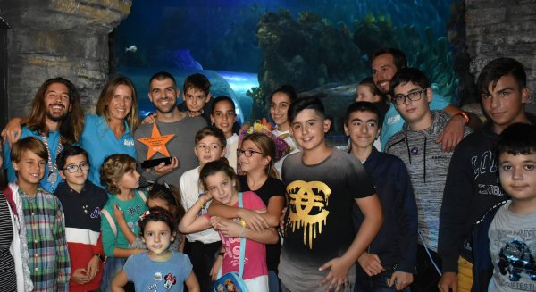 Sea Life de Benalmádena homenajea el superhéroe de los hospitales infantiles, 'Edu Balboa'