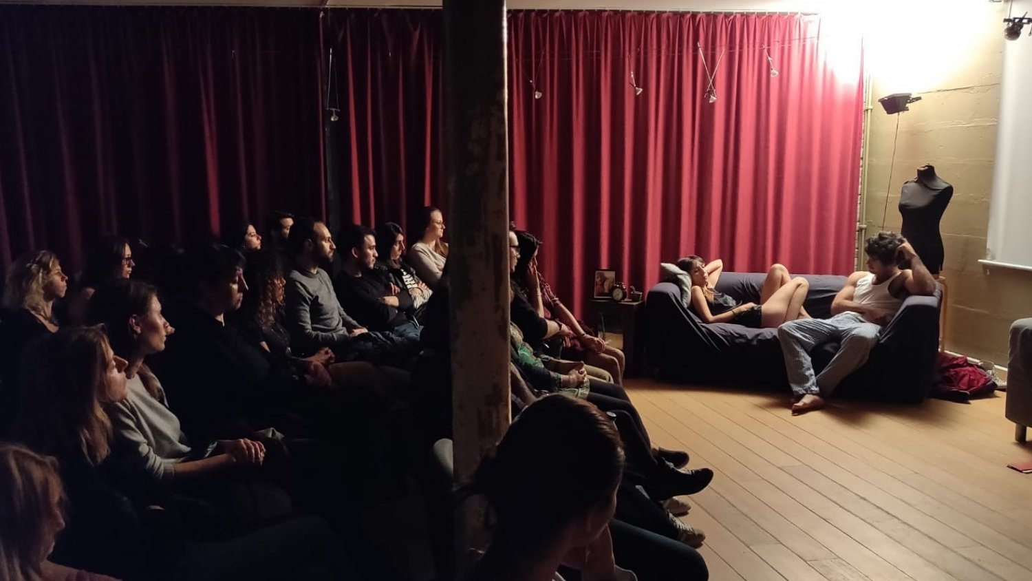 La compañía malagueña SidesOut representa en Bruselas su obra de teatro Zenica