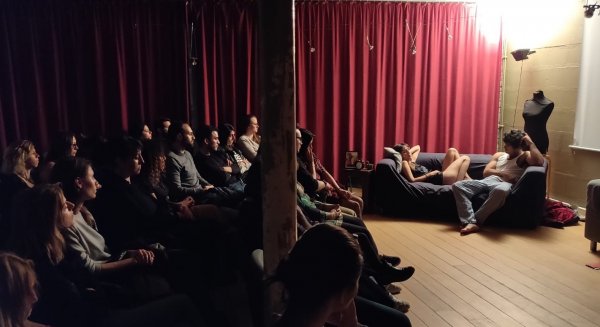 La compañía malagueña SidesOut representa en Bruselas su obra de teatro Zenica