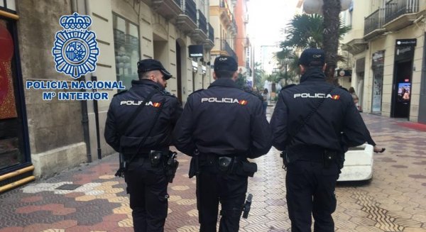 Detienen a un hombre al tratar de coger un vuelo junto a su pareja de la que tenía una orden de alejamiento