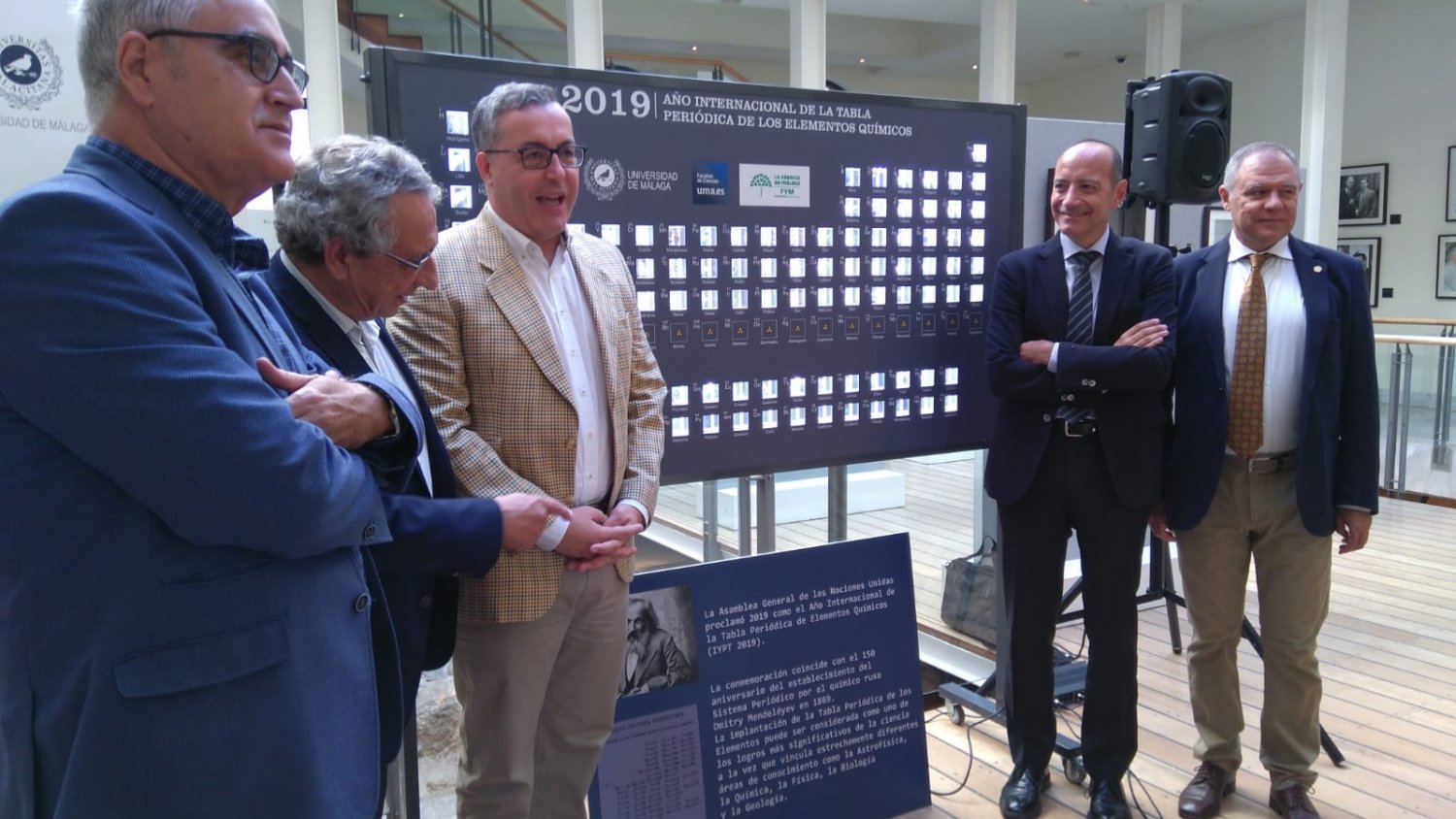 Inaugurada la exposición por el 150 aniversario de la tabla periódica en el Rectorado de la UMA