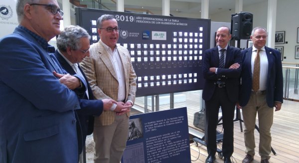 Inaugurada la exposición por el 150 aniversario de la tabla periódica en el Rectorado de la UMA