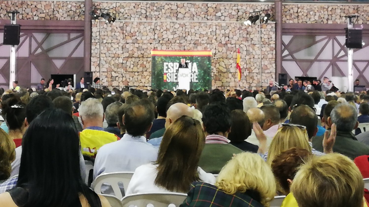 Abascal asegura que en Cataluña hay un golpe de estado vivo, permanente y liderado por Torra