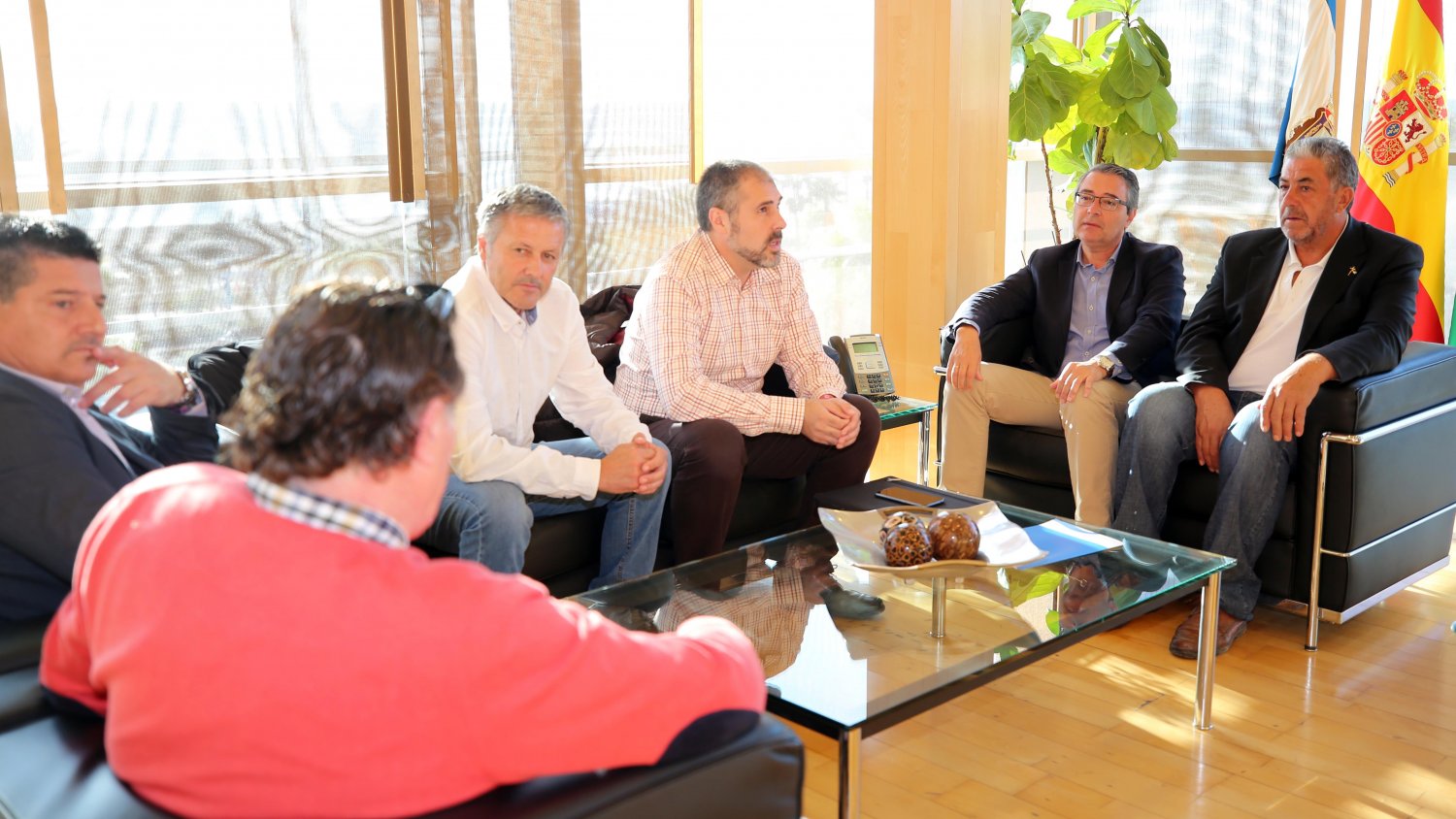 Salado aborda problemas de infraestructuras, financiación y despoblación con alcaldes de la provincia