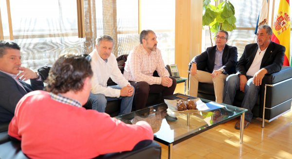 Salado aborda problemas de infraestructuras, financiación y despoblación con alcaldes de la provincia