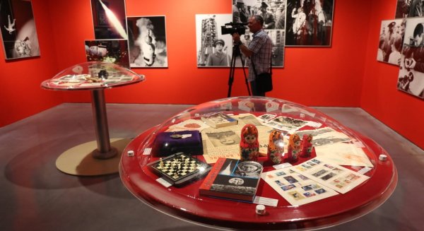 La nueva exposición del Pompidou recopila las diferentes caras de la llegada del hombre a la luna