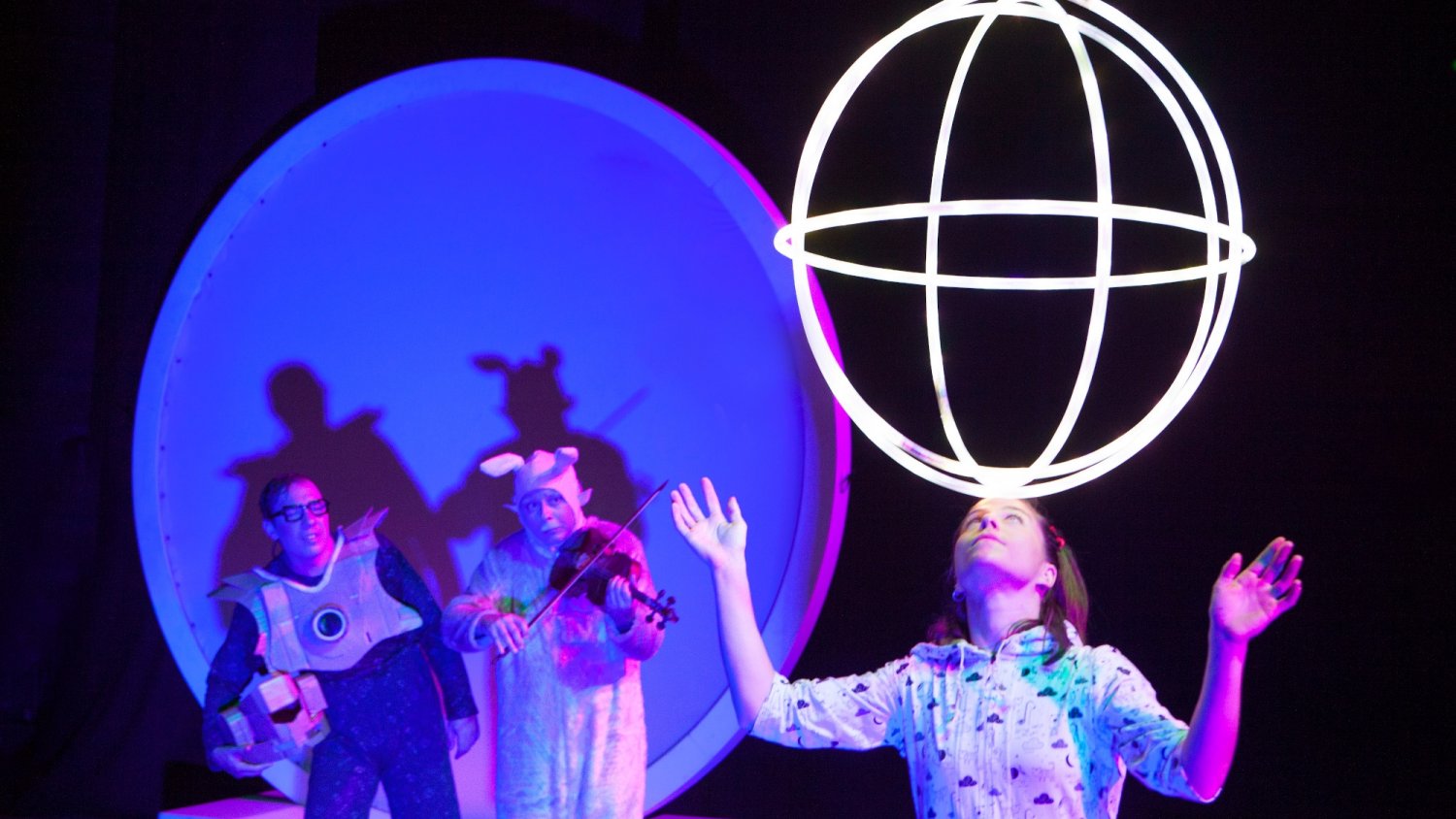 El Teatro Cánovas abre mañana la temporada familiar con un montaje de circo y nuevas tecnologías
