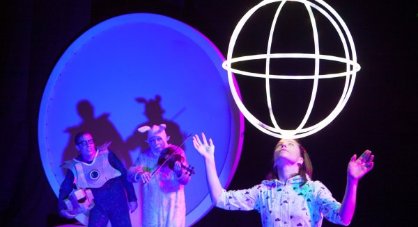 El Teatro Cánovas abre mañana la temporada familiar con un montaje de circo y nuevas tecnologías