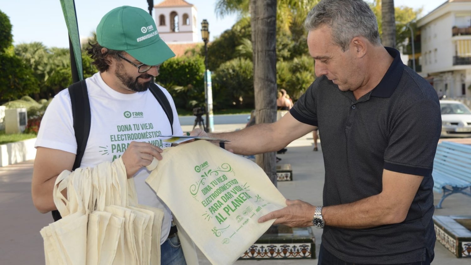 Una campaña de reciclaje de residuos eléctricos y electrónicos recorre Torremolinos