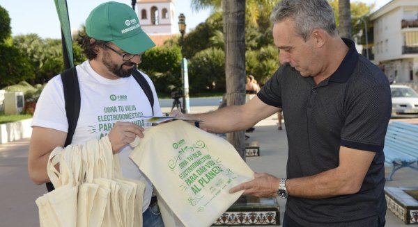 Una campaña de reciclaje de residuos eléctricos y electrónicos recorre Torremolinos