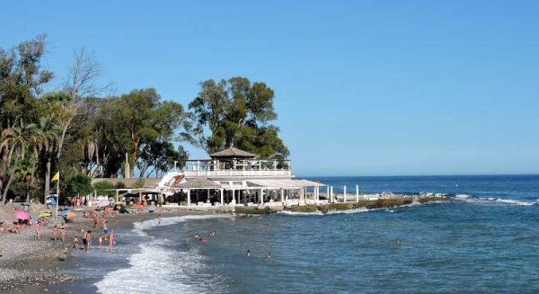 Adelante defiende que un arrecife favorecería más la protección de los Baños del Carmen y su hábitat