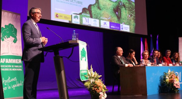 Salado destaca la relevancia de las mujeres rurales para garantizar que sobrevivan los pueblos pequeños