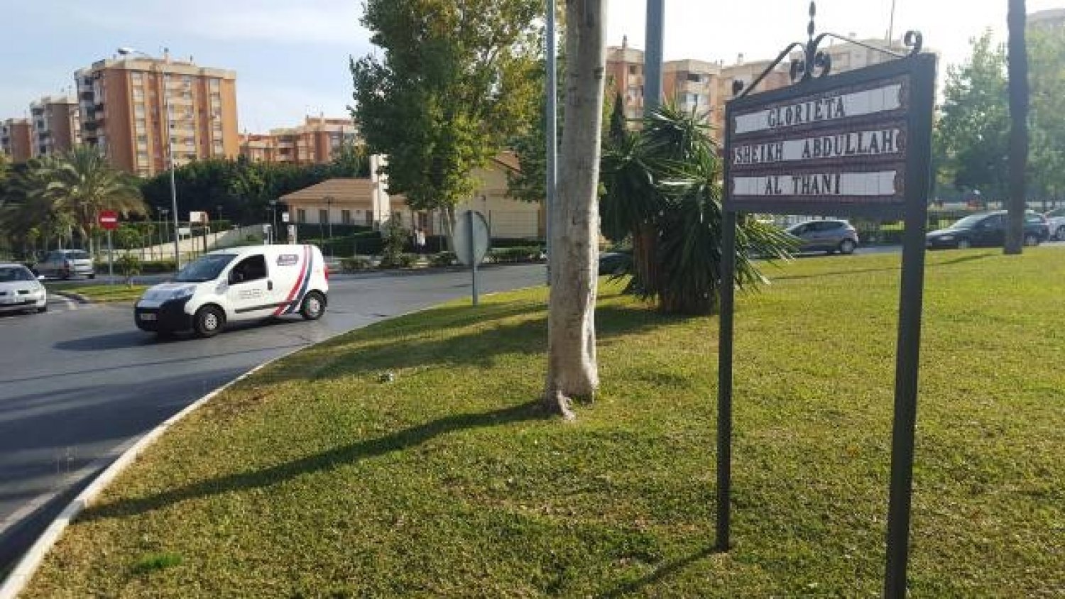 El Ayuntamiento repondrá la placa de la glorieta de Al-Thani hasta que una comisión delibere su retirada