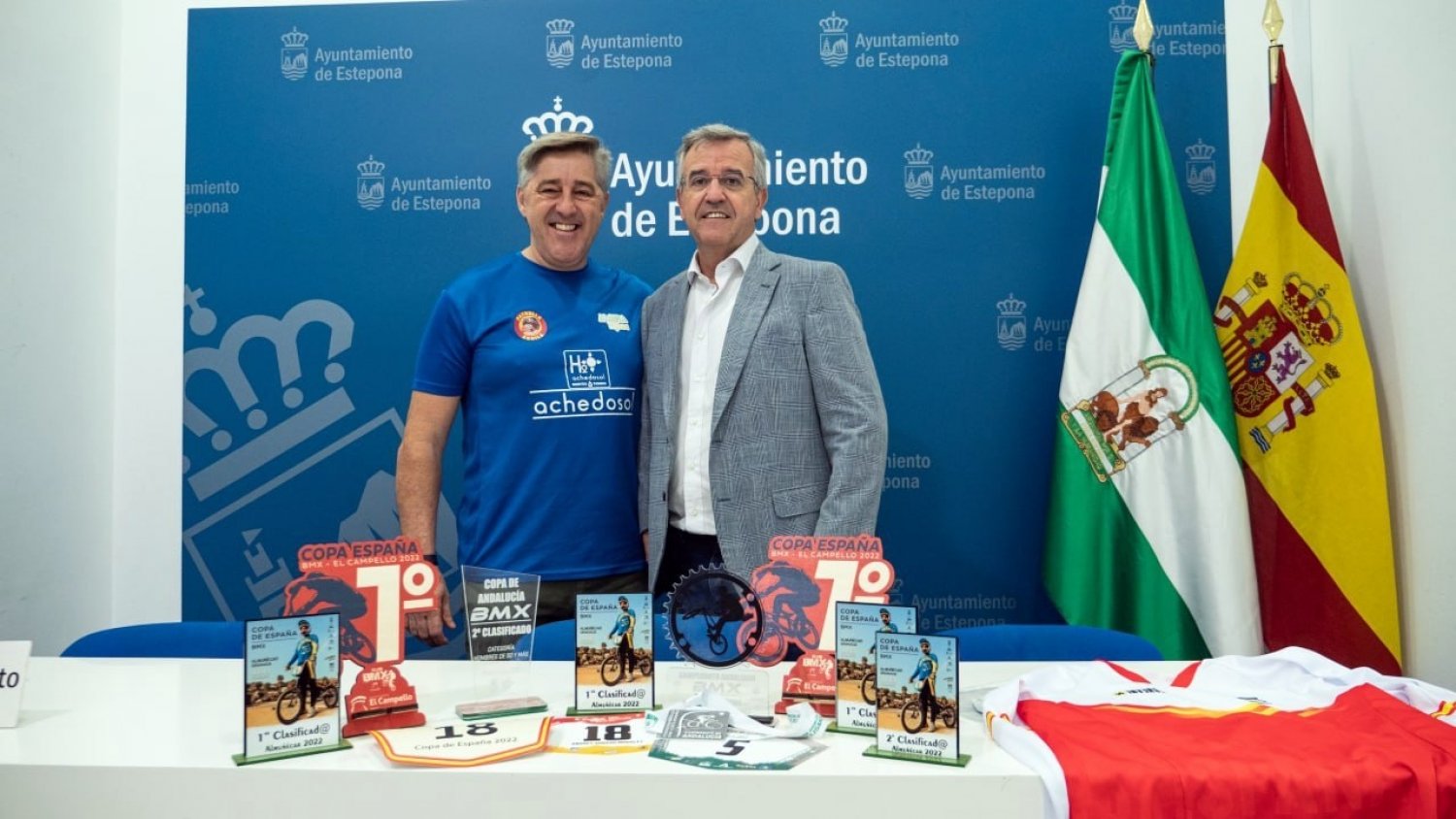 El alcalde de Estepona recibe a Andrés Jurado, reciente campeón de la Copa España de BMX