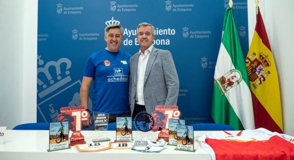 El alcalde de Estepona recibe a Andrés Jurado, reciente campeón de la Copa España de BMX