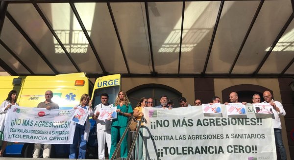 Los médicos se concentran de nuevo en el Hospital Civil tras el último caso de agresión verbal a una doctora