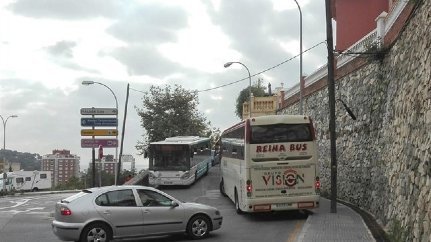 Apetam denuncia que muchas excursiones turísticas no suben a Gibralfaro por el complejo acceso en autobús