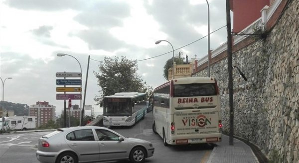 Apetam denuncia que muchas excursiones turísticas no suben a Gibralfaro por el complejo acceso en autobús