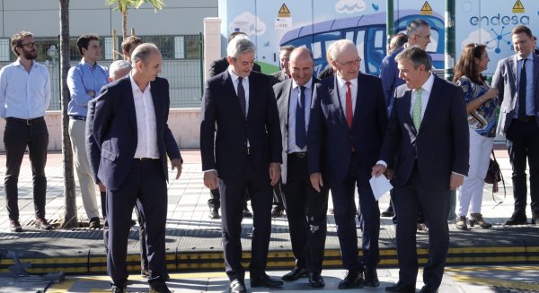 Prueban en Málaga un sistema pionero de carga rápida por suelo para autobuses eléctricos