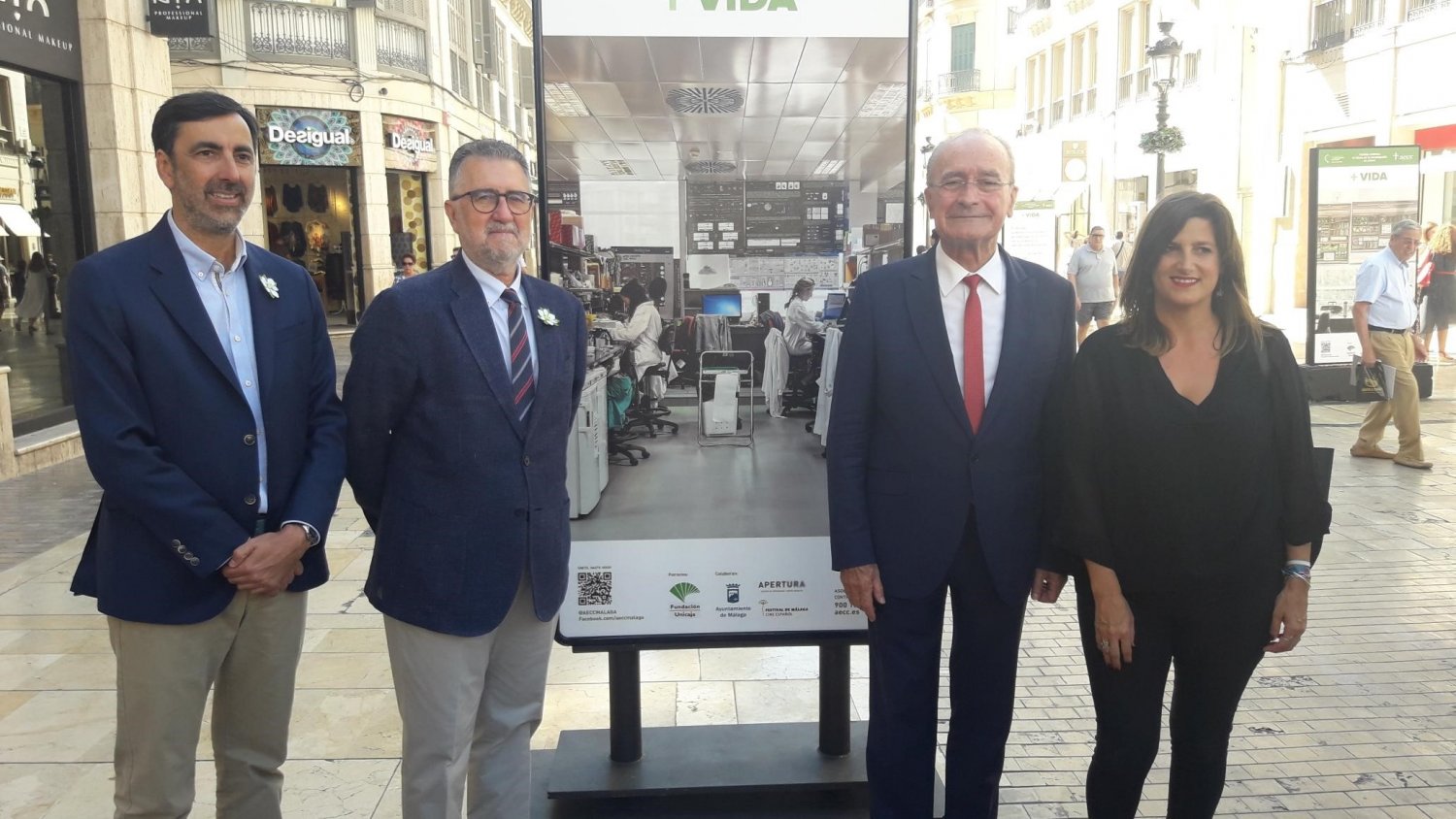 Larios acoge la exposición '+VIDA' para acercar la realidad de la investigación sobre el cáncer en España