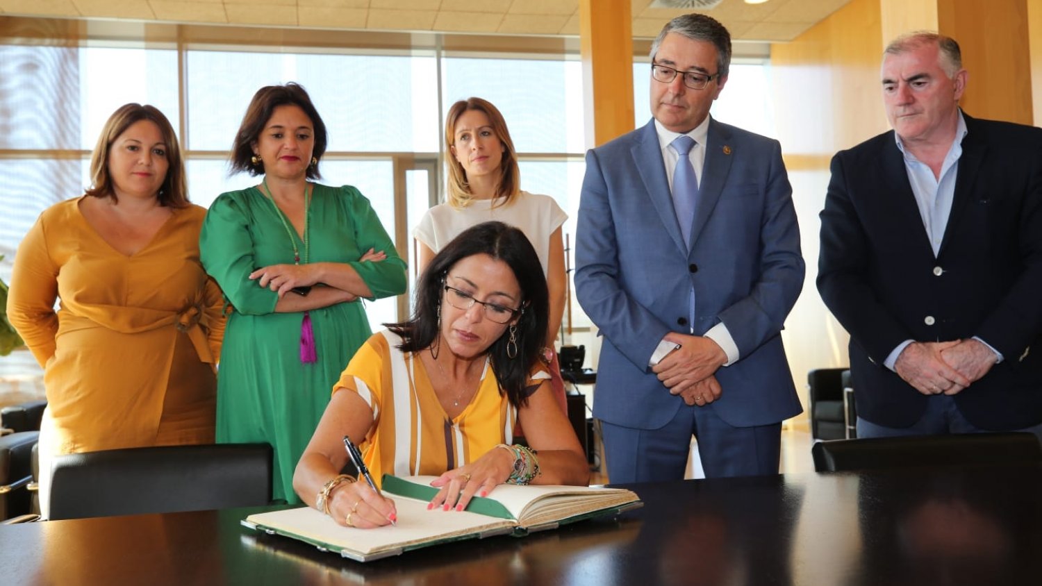 La presidenta del Parlamento andaluz visita la Diputación de Málaga