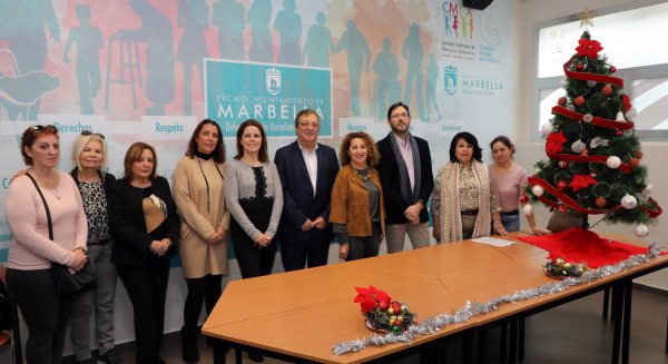 Marbella respalda la campaña de entrega de juguetes a tres colectivos sociales por parte de Hidralia