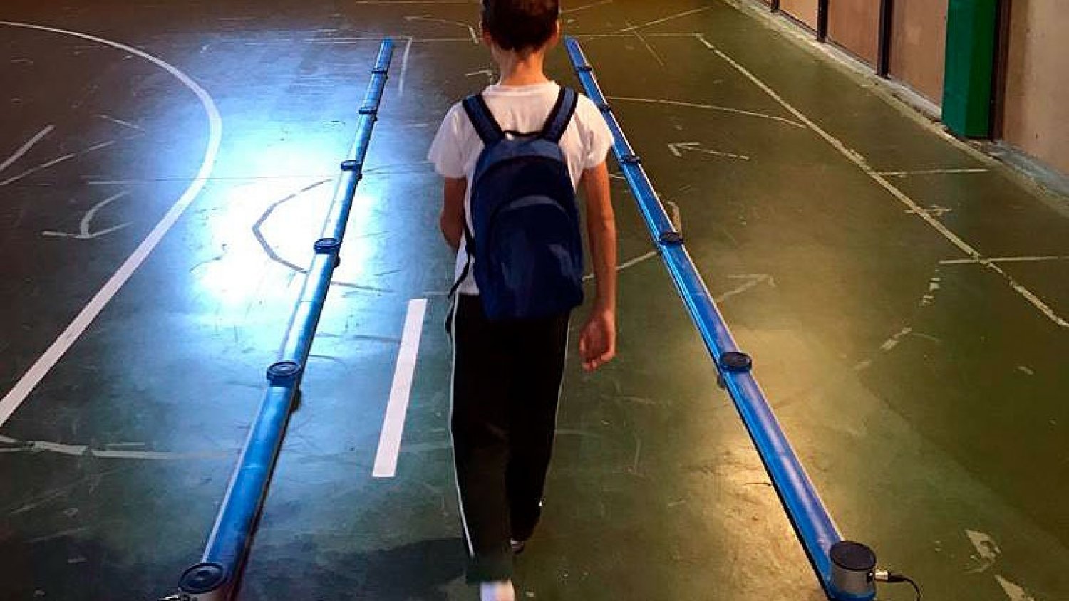 Investigadores de la UMA analizan cómo el peso de la mochila de un niño influye en su forma de caminar