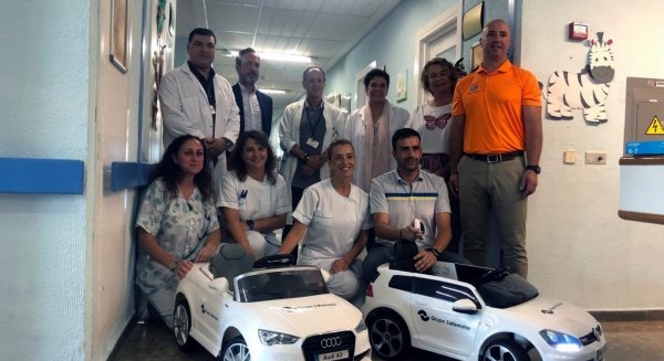 El Hospital Costa del Sol recibe la donación de dos mini coches eléctricos para los niños ingresados
