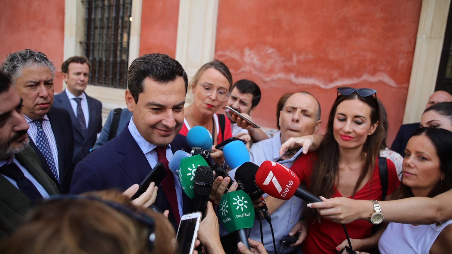 Moreno asegura que el FLA no garantiza los servicios públicos esenciales y reclama los 1.350 millones para Andalucía