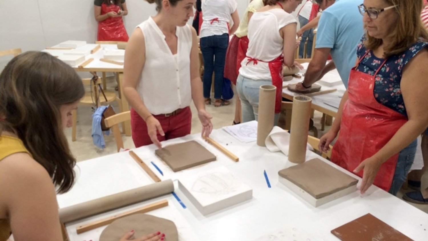 El Museo Picasso pone en marcha un nuevo taller bilingüe de estampación cerámica para adultos