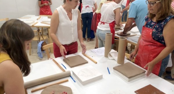 El Museo Picasso pone en marcha un nuevo taller bilingüe de estampación cerámica para adultos