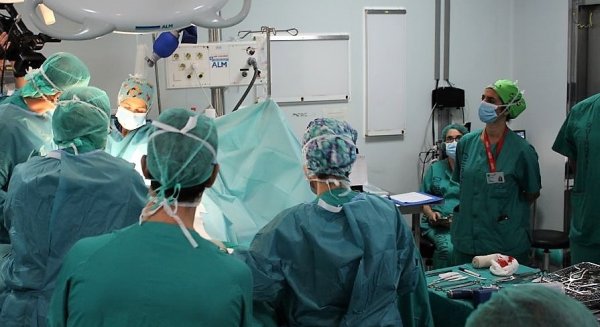 El Hospital Virgen de la Victoria incrementa la actividad quirúrgica un 25% respecto al verano pasado
