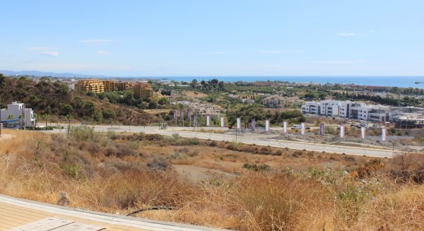 El Ayuntamiento de Estepona adjudica dos parcelas para la construcción del primer centro trilingüe de la localidad