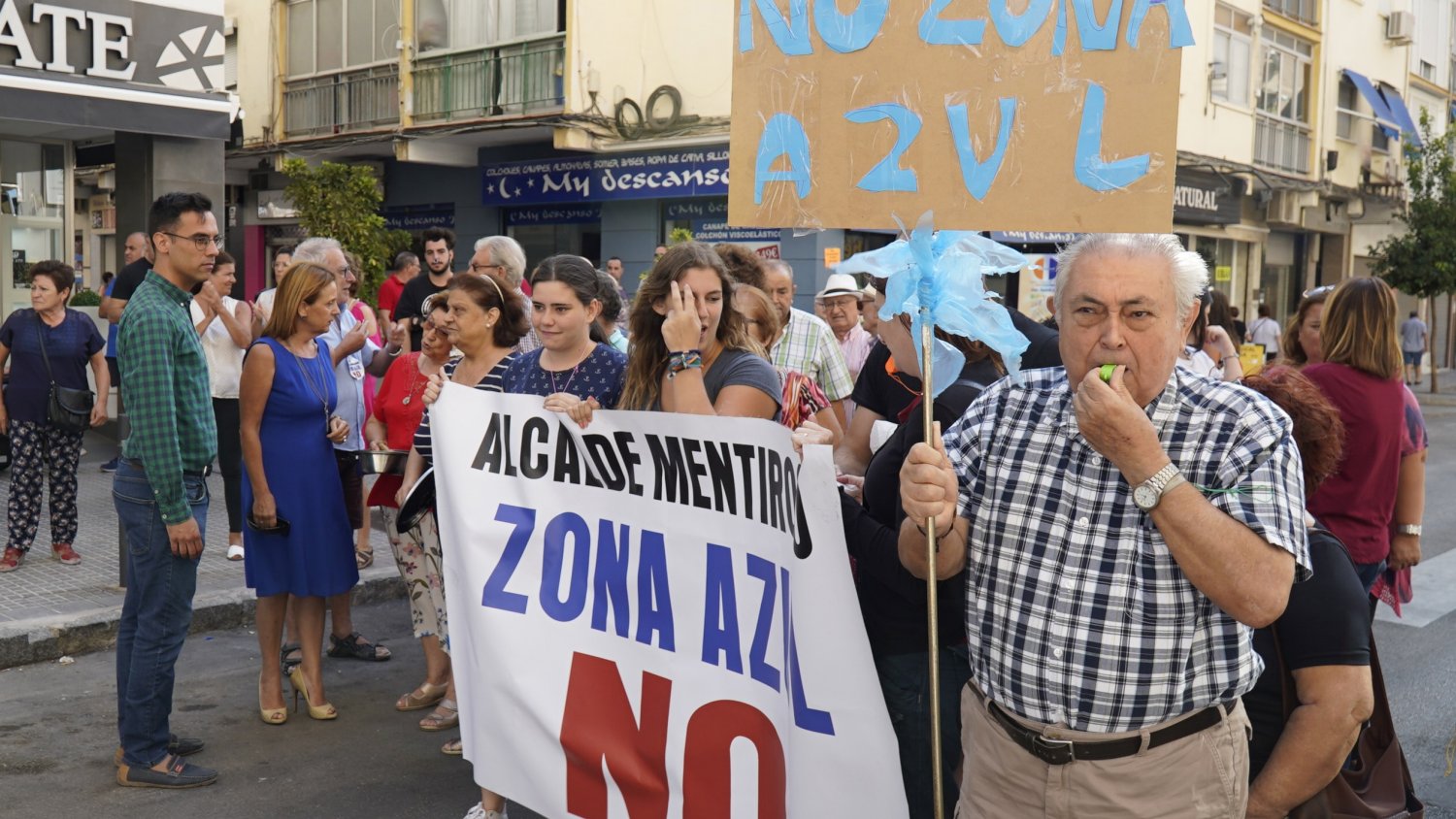 El PSOE y los vecinos de Cruz de Humilladero recriminan al Ayuntamiento que pinte de madrugada la zona azul con un amplio dispositivo policial