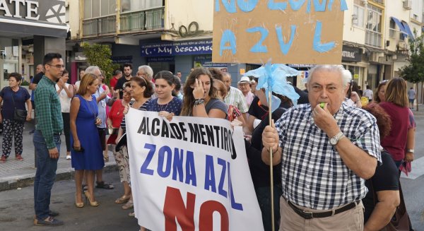 El PSOE y los vecinos de Cruz de Humilladero recriminan al Ayuntamiento que pinte de madrugada la zona azul con un amplio dispositivo policial