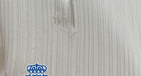 Detenido por un policía fuera de servicio un asaltante que rajó la camisa de una mujer con unas tijeras al intentar robarle el bolso