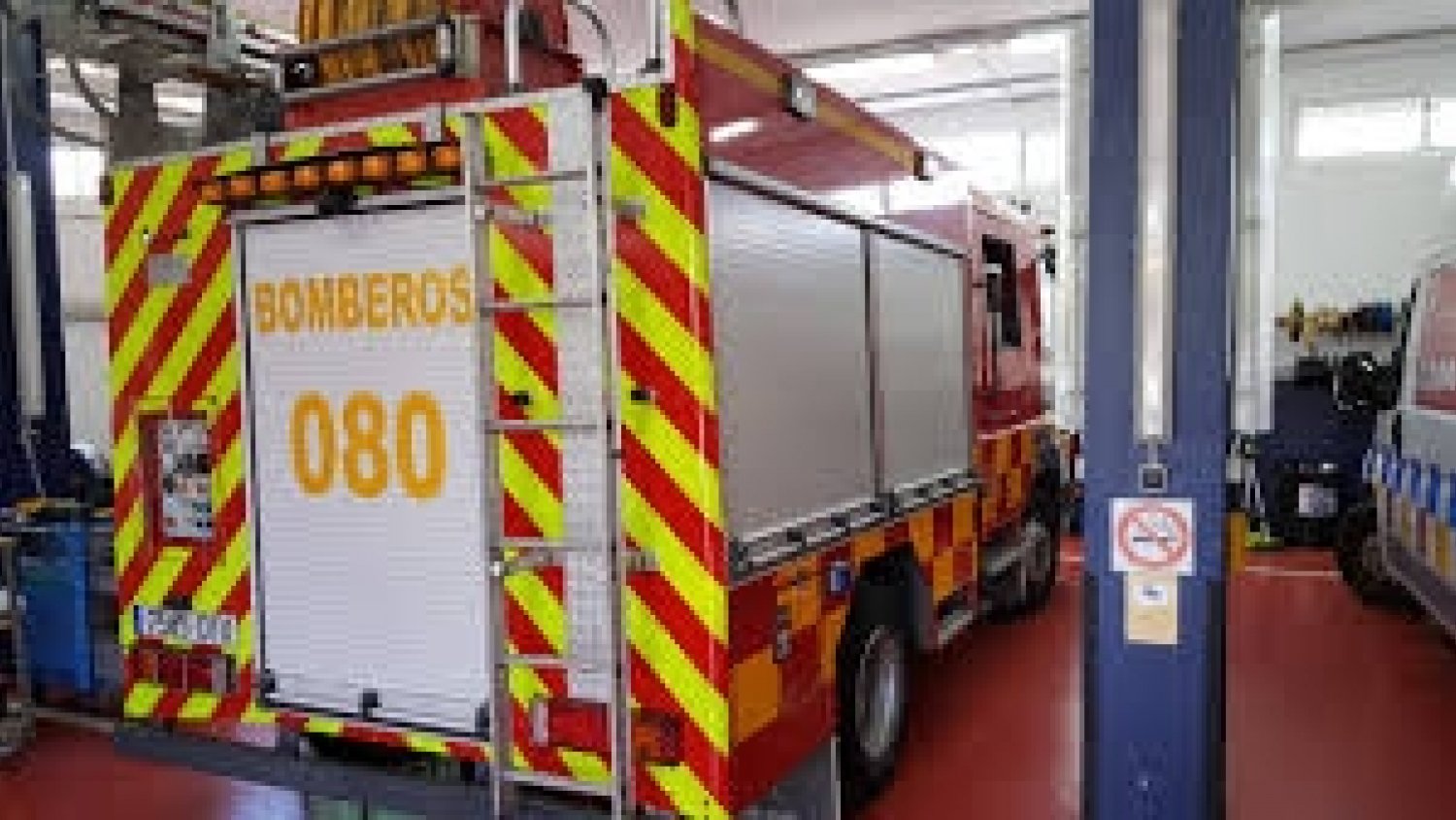 Un incendio en un cuadro de luces obliga a desalojar de forma preventiva un edificio en Marbella