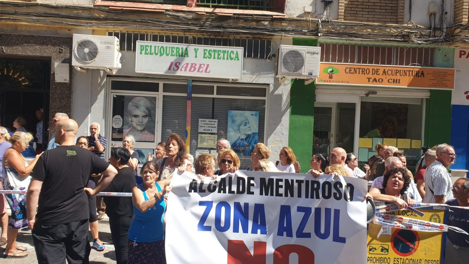 Los vecinos de Cruz de Humilladero se manifiestan ante la iniciativa del Ayuntamiento de pintar de azul los aparcamientos