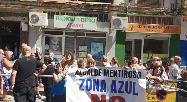 Los vecinos de Cruz de Humilladero se manifiestan ante la iniciativa del Ayuntamiento de pintar de azul los aparcamientos