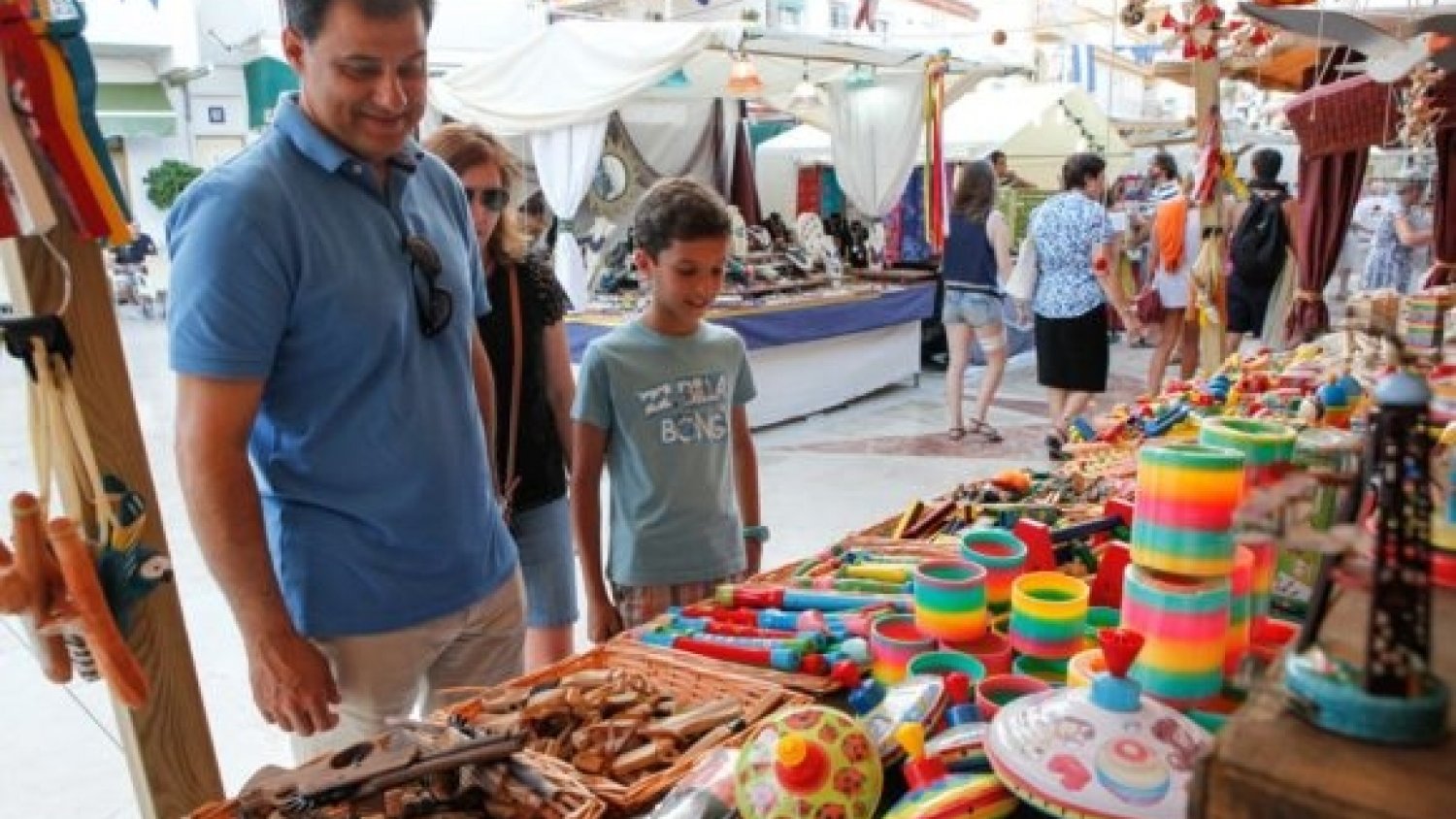 El Mercado Artesanal de Torremolinos seguirá instalado en septiembre en el centro peatonal y en La Carihuela