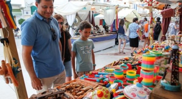 El Mercado Artesanal de Torremolinos seguirá instalado en septiembre en el centro peatonal y en La Carihuela