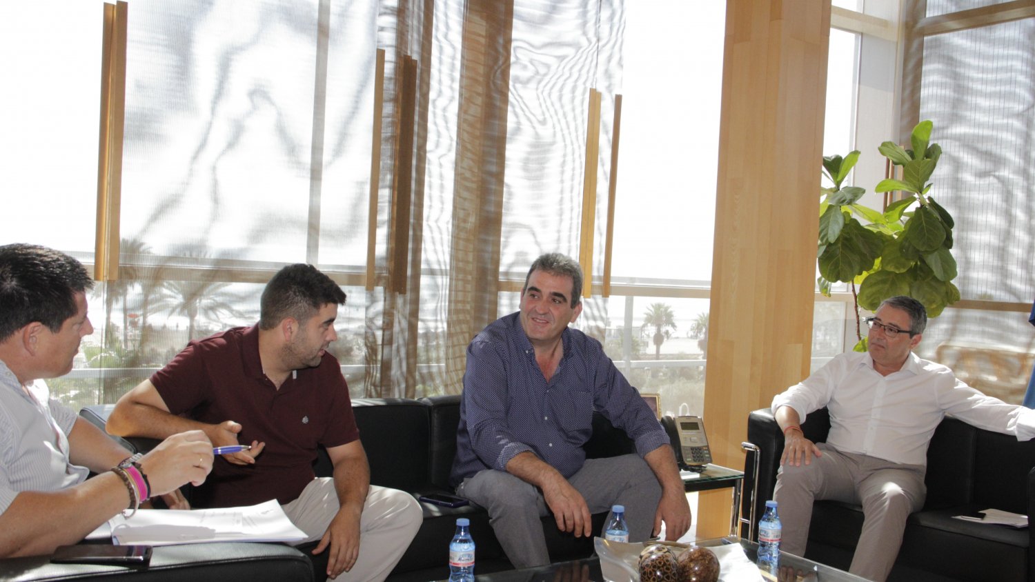Salado recibe a los alcaldes de Sedella, Valle de Abdalajís y Ardales en su ronda de reuniones para tratar la despoblación
