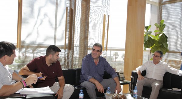 Salado recibe a los alcaldes de Sedella, Valle de Abdalajís y Ardales en su ronda de reuniones para tratar la despoblación